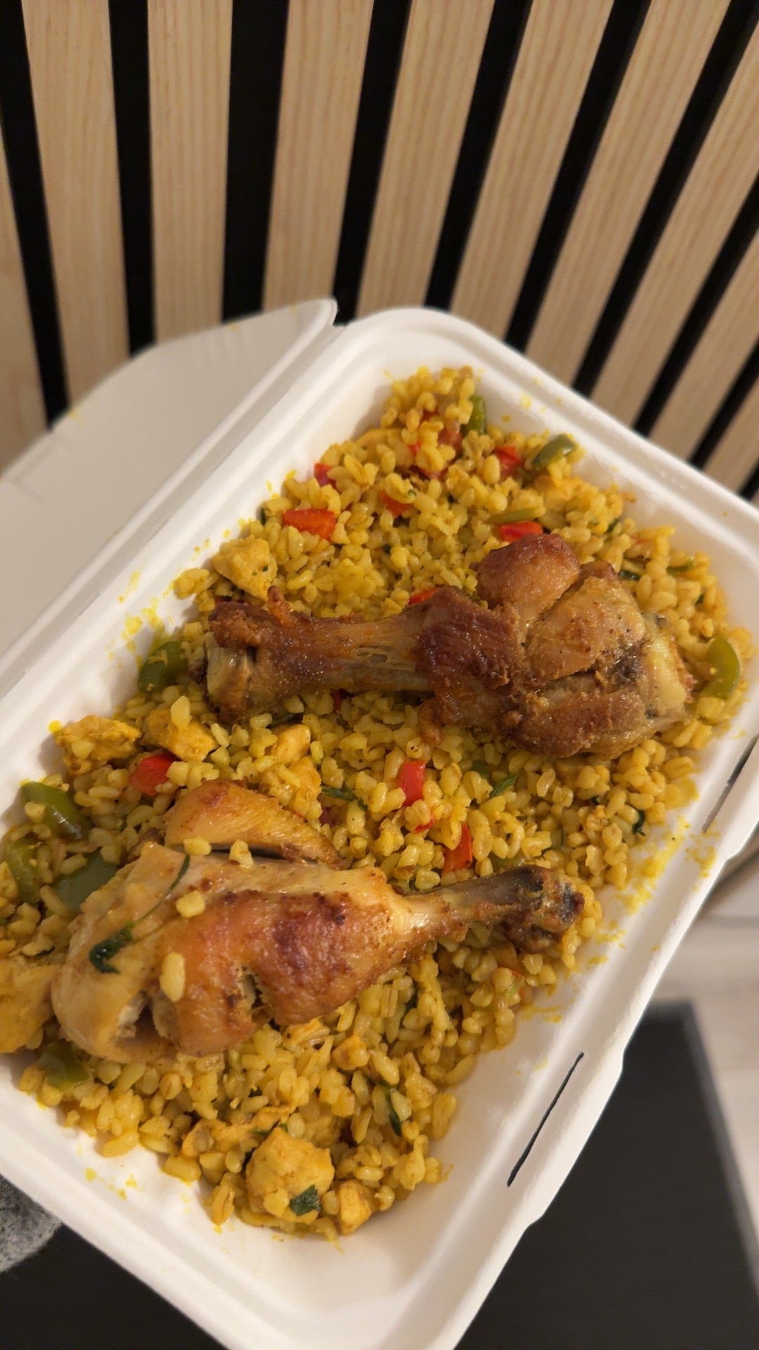 Bulgur met groente en drumsticks