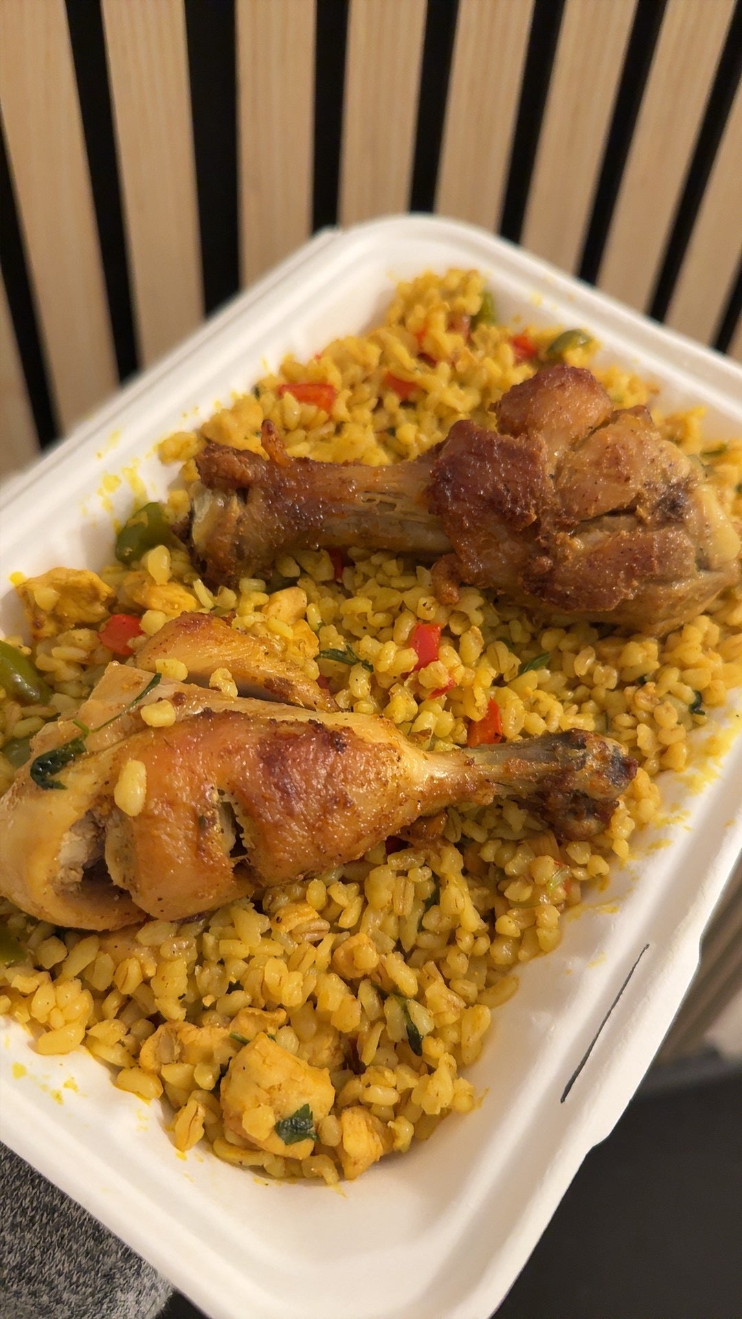 Bulgur met groente en drumsticks