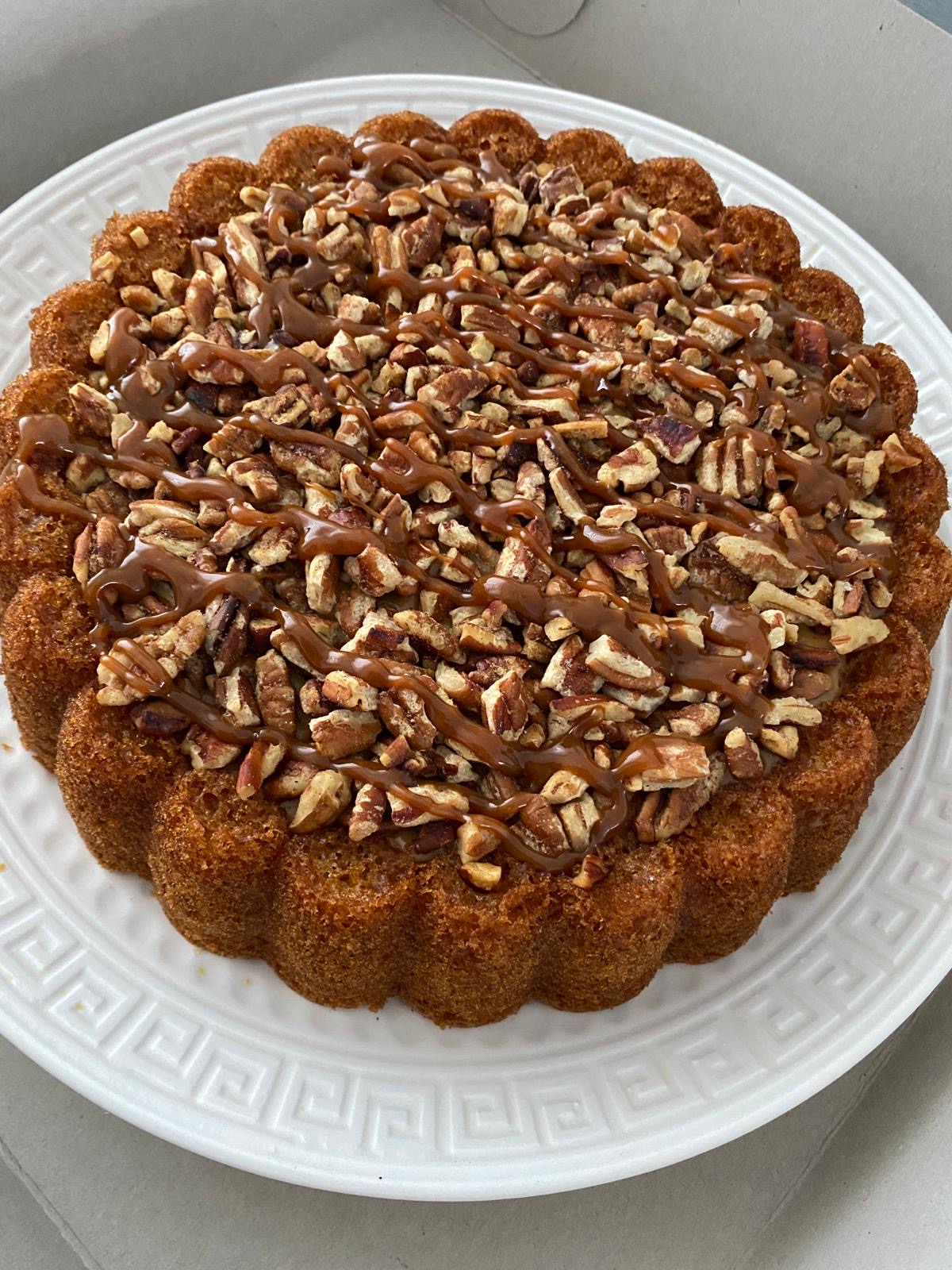 Pecan caramel cake