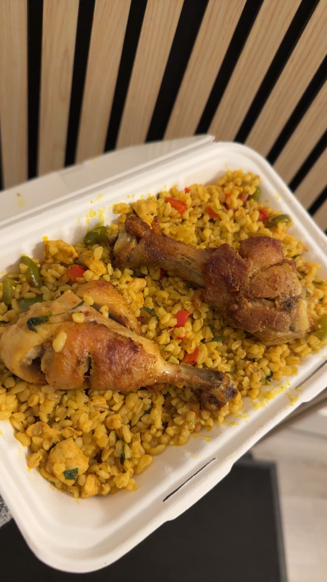 Bulgur met groente en drumsticks